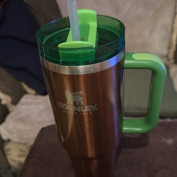 Stanley Rich Brown fluorescent green lid with straw 40 ounce in good condition - Picture 3 of 5